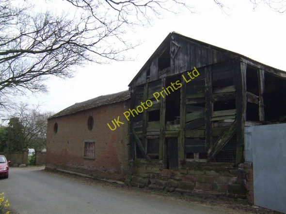 Photo 6"x4" Old Barn in School Lane Wheaton Aston c2007