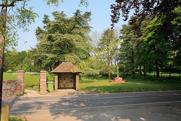Photo 6"x4" Bus shelter and War Memorial, Sparsholt Sparsholt\/SU4331 c2007