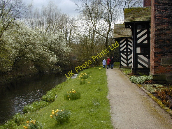 Photo 6"x4" Little Moreton Hall the moat Scholar Green c2004