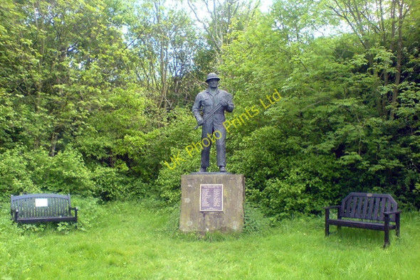 Photo 6"x4" Statue in Duke's Wood Belle Eau Park c2007
