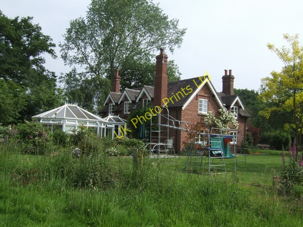 Photo 6"x4" Cottage by the woods Sherriffhales c2007
