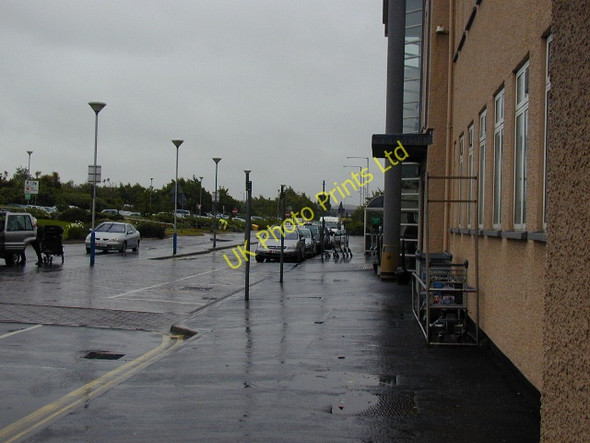 Photo 6"x4" Waiting for the bus, Ronaldsway Airport Castletown\/SC2667 c2007