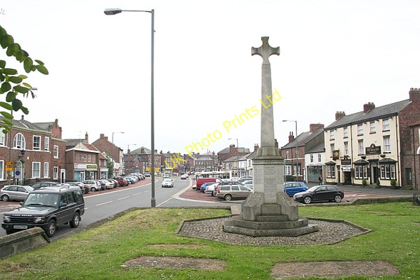 Photo 6"x4" The High Street and War Memorial Northallerton c2007