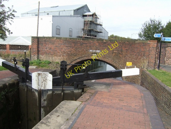 Photo 6"x4" Birmingham Canal - Wolverhampton Lock 10 and Fox's Lane Bridge Wolverhampton c2007
