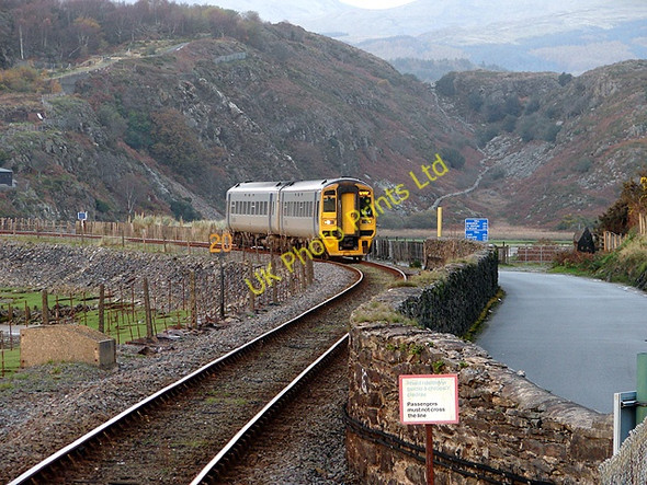 Photo 6"x4" Train approaching Penrhyndeudraeth c2007