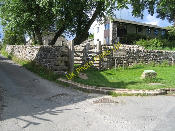 Photo 6"x4" Malham youth hostel and the pinfold Malham\/SD9062 c2007