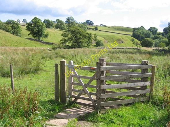 Photo 6"x4" Modern gate and the Pennine Way Malham\/SD9062 c2007