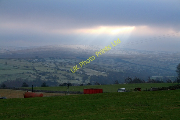 Photo 6"x4" Ray of Sun over Coverdale Carlton\/SE0684 c2007