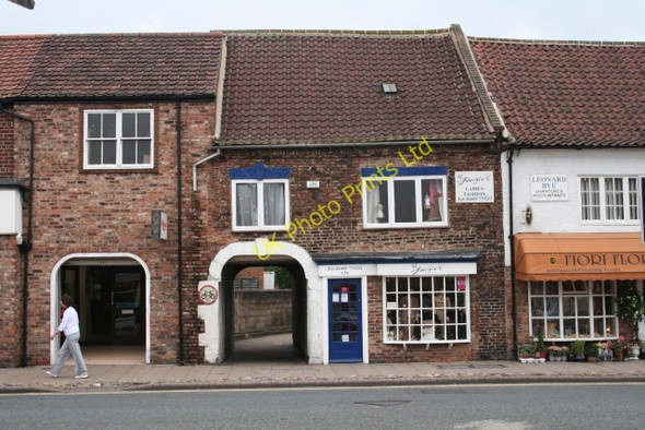 Photo 6"x4" Entrance Arch to New Row, High Street Northallerton c2007
