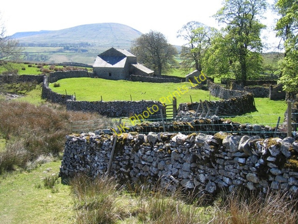 Photo 6"x4" The old barn and walls at Thorns Ribble Head\/SD7779 c2007