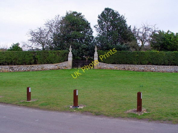 Photo 6"x4" The gateway on Brantingham village green Brantingham c2008