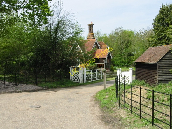 Photo 6"x4" Gatehouse on private road to Hole Park West Cross\/TQ8331 c2008