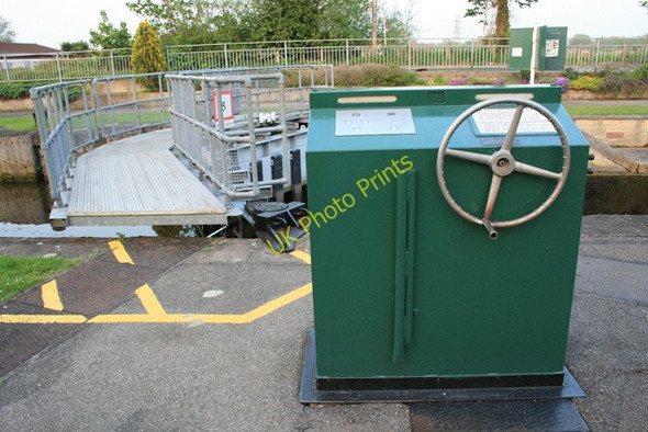 Photo 6"x4" Controls, Chertsey Lock Chertsey c2008