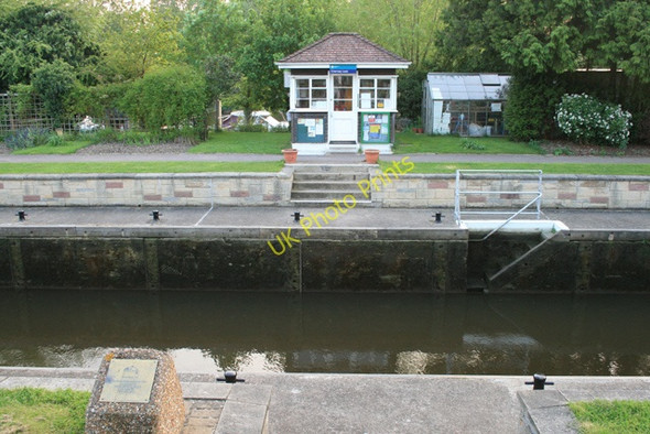 Photo 6"x4" Kiosk on Chertsey Lock Chertsey c2008