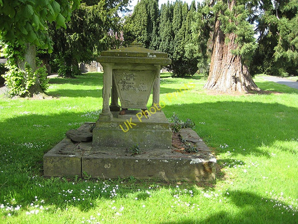 Photo 6"x4" Badly weathered tomb, St Peter's, Bromyard Bromyard c2008