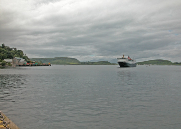 Photo 6"x4" Ferry arriving Oban\/NM8630 c2005