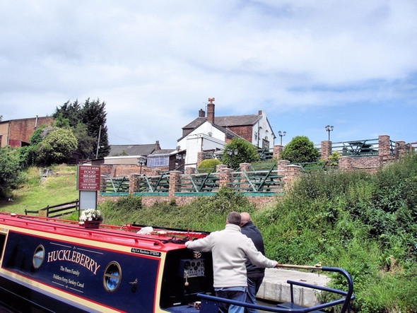 Photo 6"x4" Anderton - Trent & Mersey Canal and the Stanley Arms Northwich c2008