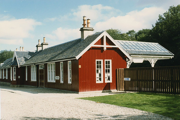 Photo 6"x4" Strathpeffer station, entrance side Strathpeffer c1987