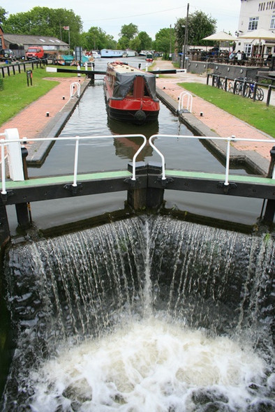 Photo 6"x4" A Narrow Boat Enters Trent Lock Long Eaton c2008