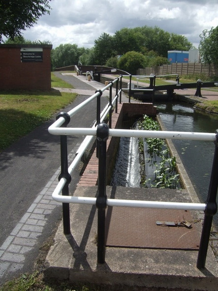 Photo 6"x4" Stourbridge Canal, Overflow above Lock No. 1 Brierley Hill\/SO9286 c2008