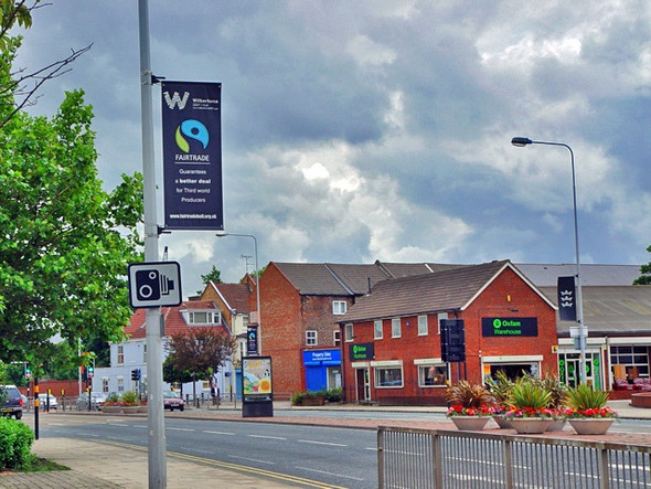 Photo 6"x4" Two banners and a warehouse Kingston upon Hull c2008