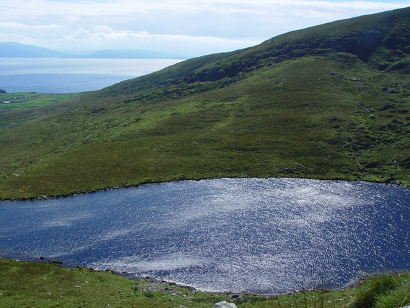 Photo 6"x4" Lough Sliabh an Iolair - Mount Eagle Lough Dunquin c2003