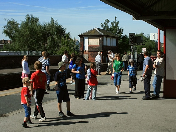 Photo 6"x4" Getting impatient Castleford c2008