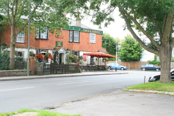 Photo 6"x4" Coach and Horses Chertsey c2008