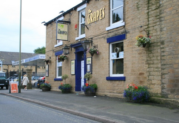 Photo 6"x4" The Grapes Glossop c2008