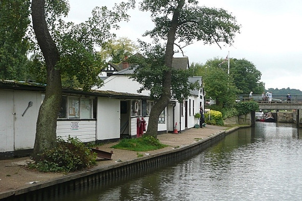 Photo 6"x4" Farncombe Boathouse and Catteshall Lock Godalming c2008