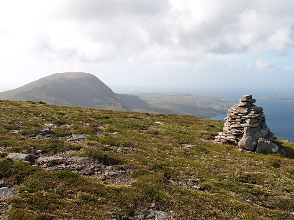 Photo 6"x4" Summit cairn, Mac is Mathair Camusnagaul\/NH0689 c2008