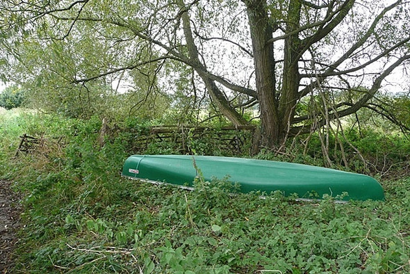 Photo 6"x4" Canoe by the Pang Jennetts Hill c2008