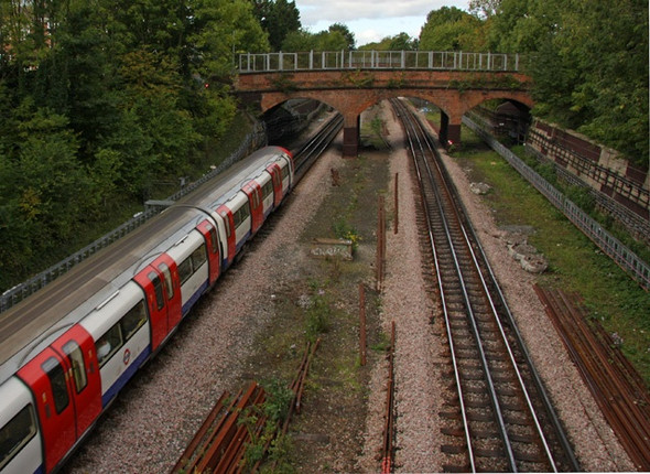 Photo 6"x4" The Northern Line Finchley c2008
