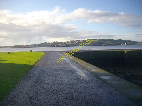Photo 6"x4" Between Castle and Harbour, Broughty Tayport c2008