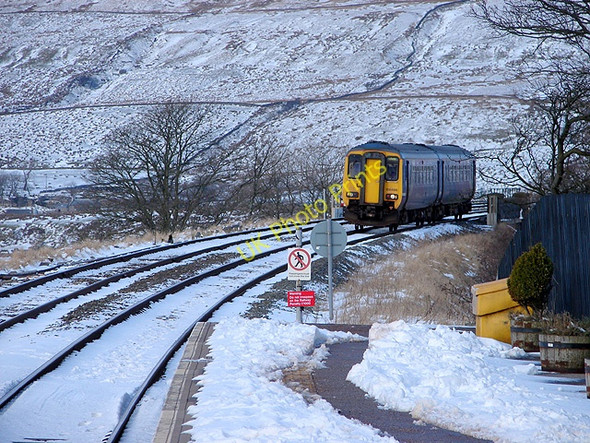 Photo 6"x4" Train approaching Ribblehead Station Ribble Head\/SD7779 c2009