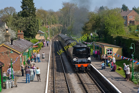 Photo 6"x4" Wadebridge locomotive steaming into Medstead & Four Marks station Four Marks c2009