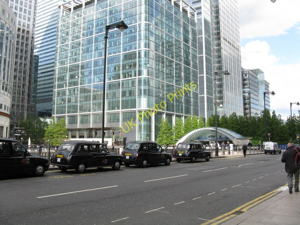 Photo 6"x4" Canary Wharf Road Scene Poplar\/TQ3780 c2009