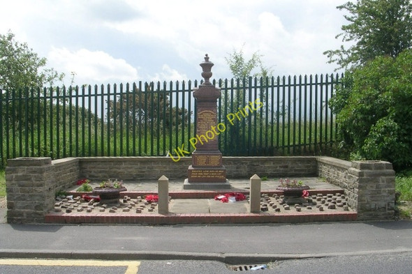 Photo 6"x4" Streethouse & Snydale War Memorial - Whinney Lane Normanton\/SE3822 c2009