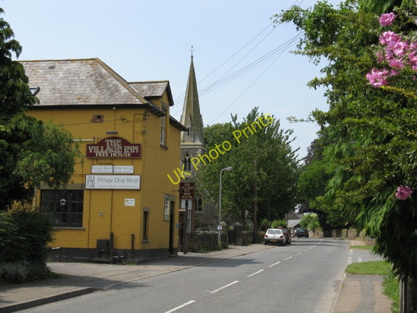 Photo 6"x4" Moreton on Lugg - The Village Inn & Chip Shop Moreton on Lugg c2009