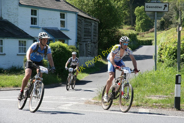 Photo 6"x4" Racing over the road Crickadarn c2010