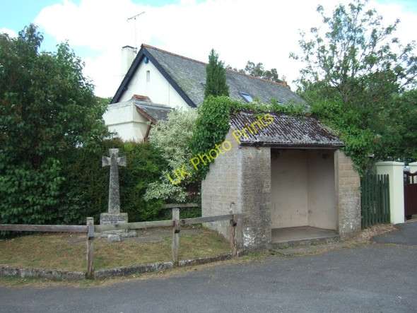 Photo 6"x4" Bus shelter and war memorial, Marsh Green Marsh Green\/SY0493 c2010