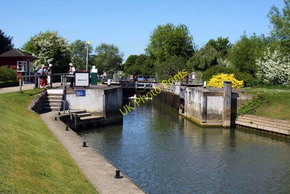 Photo 6"x4" Looking into Godstow Lock Wolvercote c2010