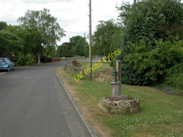 Photo 6"x4" Lower Brailes, village pump Lower Brailes c2010