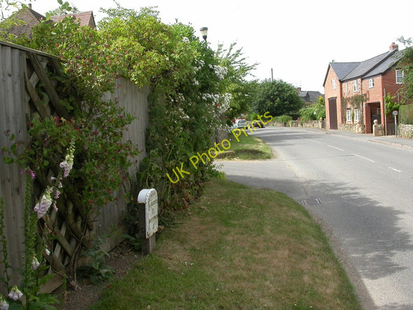 Photo 6"x4" Upper Brailes, milepost Grove End\/SP3039 c2010