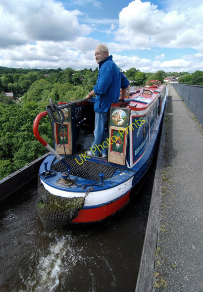 Photo 6"x4" Boat on the Pontcysyllte Aqueduct Pont Cysyllte c2010