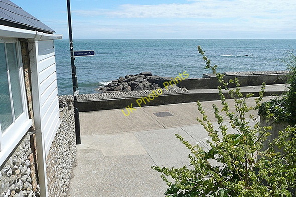 Photo 6"x4" Arriving at the coast Ventnor c2010
