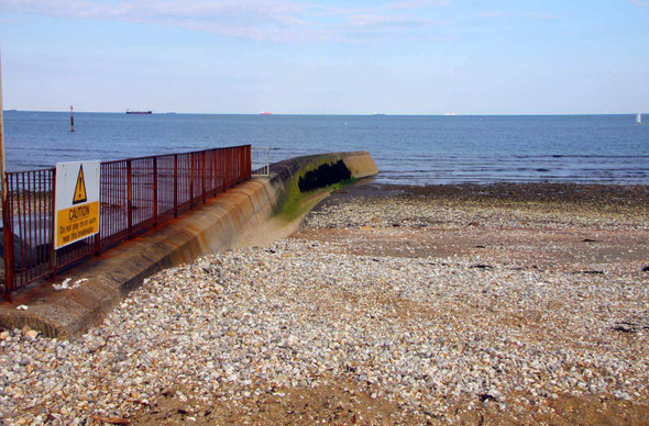 Photo 6"x4" The breakwater at Shanklin Shanklin c2010