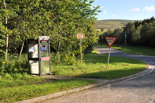 Photo 6"x4" Telephone box at the road junction at Bridge of Avon Tomintoul\/NJ1618 c2010