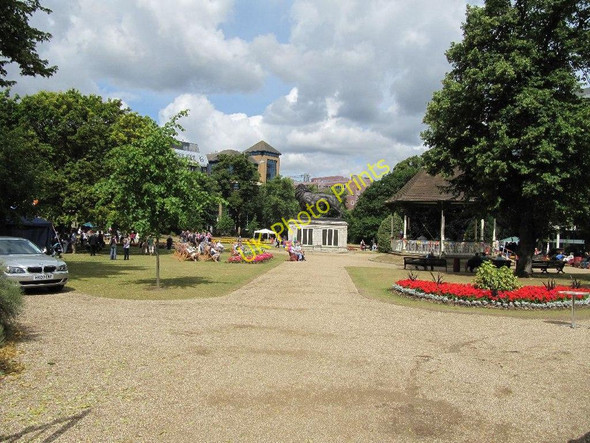 Photo 6"x4" Lion in the garden Reading c2010