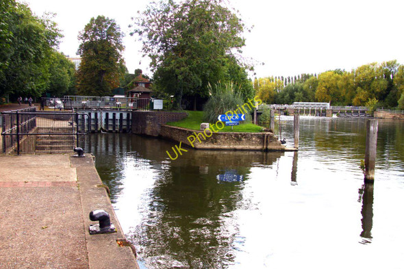 Photo 6"x4" Caversham Lock and weir Reading c2010